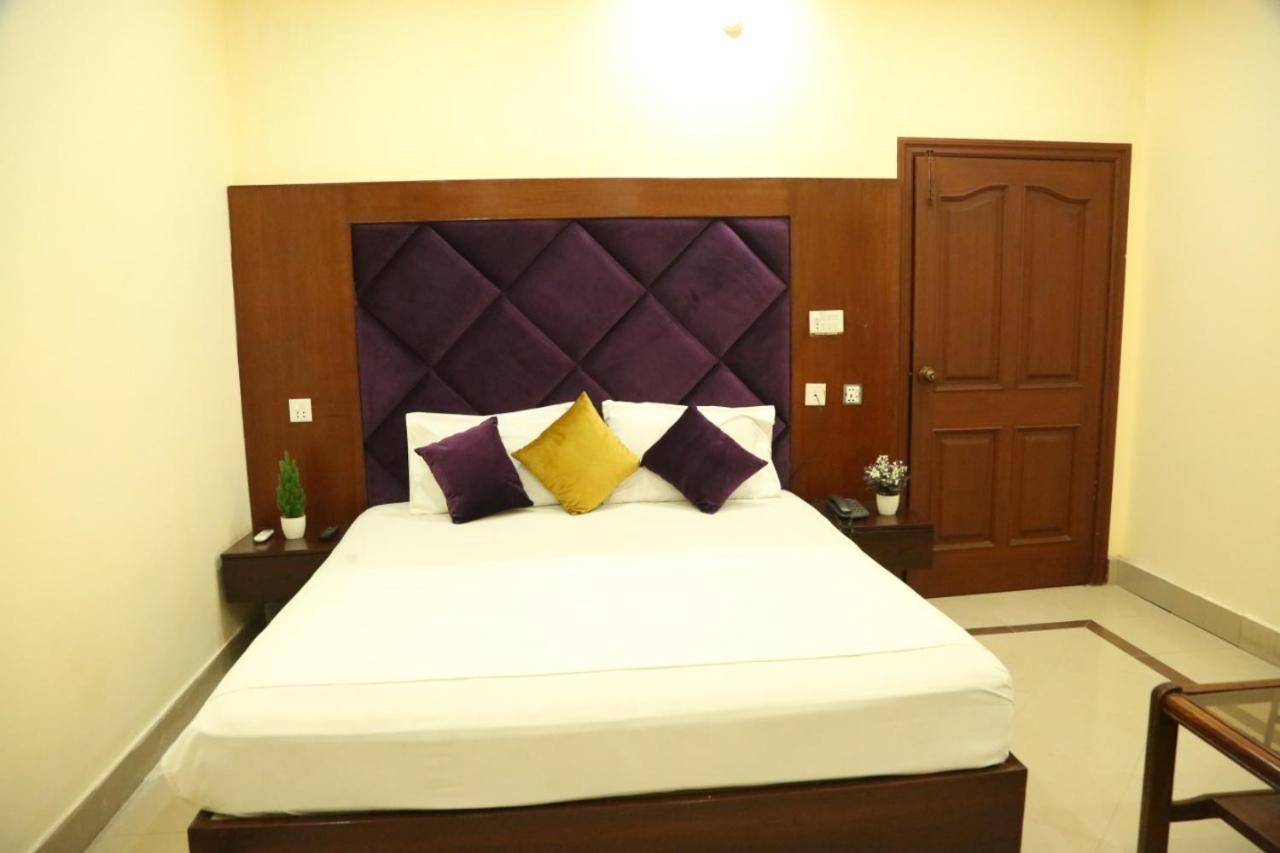 Hotel Pak Continental Multan Exterior photo