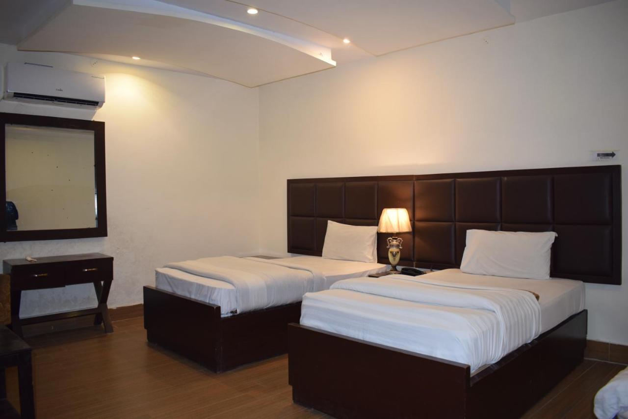 Hotel Pak Continental Multan Exterior photo