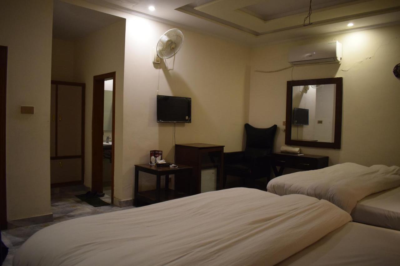 Hotel Pak Continental Multan Exterior photo