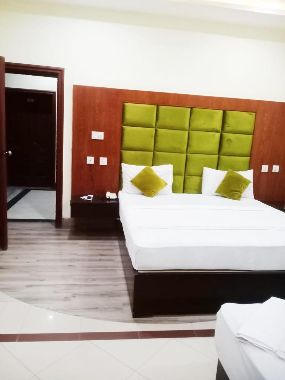 Hotel Pak Continental Multan Exterior photo