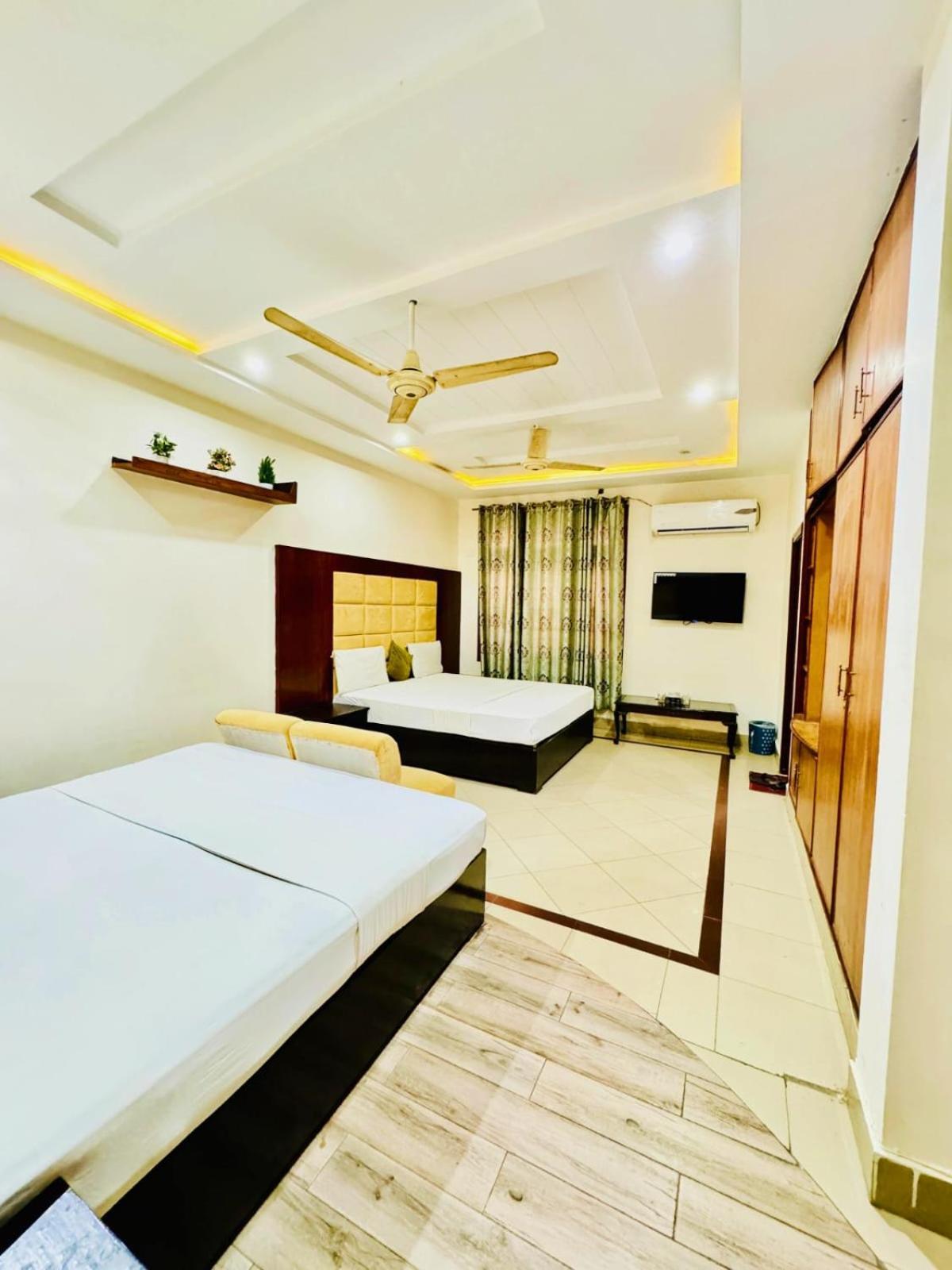 Hotel Pak Continental Multan Exterior photo