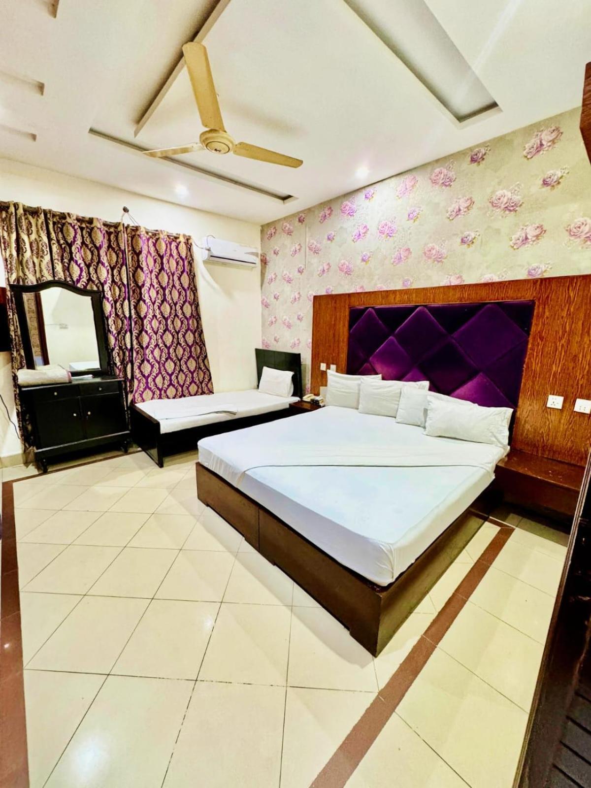 Hotel Pak Continental Multan Exterior photo