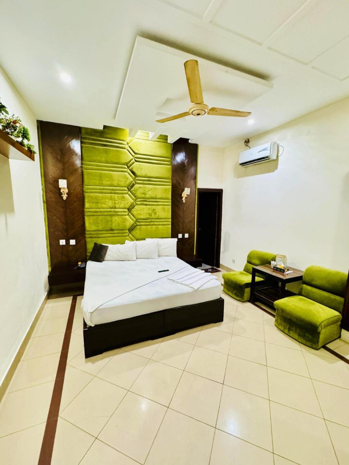 Hotel Pak Continental Multan Exterior photo