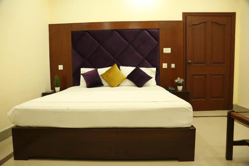 Hotel Pak Continental Multan Exterior photo