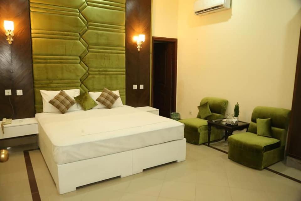 Hotel Pak Continental Multan Exterior photo