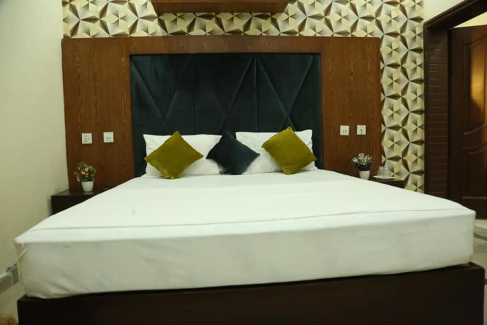 Hotel Pak Continental Multan Exterior photo